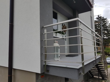 nové nerezové zábradlie, nová dlažba